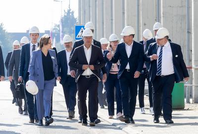 News Bilder des Tages Produktion gr?ner Wasserstoff bei Evonik Bundeswirtschaftsminister Robert Habeck, Buendnis 90/ Die-stock-foto