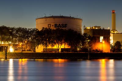 Nachtaufnahme von der BASF in Ludwigshafen mit dem Rhein im Vordergrund *** Night shot of BASF in Ludwigshafen with the-stock-foto
