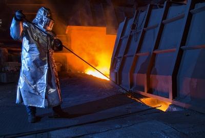 Eisenabstich am Hochofen DEU/Brandenburg/Eisenh?ttenstadt ? Abstich am Hochofen: Der Stahlkonzern ArcelorMittal hat in-stock-foto