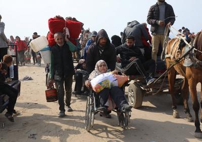 Displaced Palestinians making their way back on foot from the southern regions to their homes in the north via Al Rashid Road-stock-foto