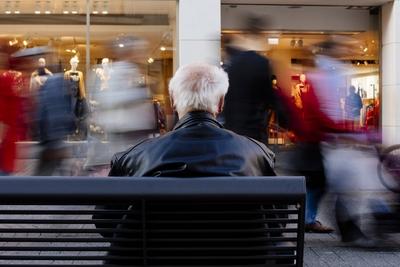 Ein Rentner auf einer Bank in der Schildergasse. K?ln, 05.09.2019 *** A pensioner on a bank in the Schildergasse Cologn-stock-foto