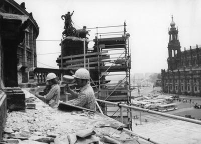 Bildnummer: 51475360  Datum: 15.10.1977  Copyright: imago/Ulrich H?sslerWiederaufbau der Semperoper in Dresden - Steinmetze w?hrend der Arbeit am Portal, Personen; 1977, Dresden, DDR, SW, Opernhaus, Opernh?user, Semper, Oper, Opern, Bau, Bauarbeit, Bauarbeiten, Baustelle, Baustellen, Steinmetz, Steinmetze, Bauarbeiter, Arbeiter, Handwerk; , quer, KBsw, Gruppenbild, Baugewerbe, Wirtschaft, Deutsche Demokratische Republik, Arbeitswelten, Gesellschaft,  ,; Aufnahmedatum gesch?tzt-stock-foto