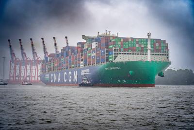 News Themen der Woche KW27 News Bilder des Tages Mit LNG-Fl?ssiggas-Schiff angetriebenes Containerschiff in Hamburg eing-stock-foto