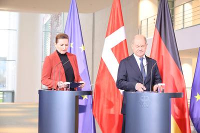 Olaf Scholz empfaengt am Hubschrauber-stock-foto