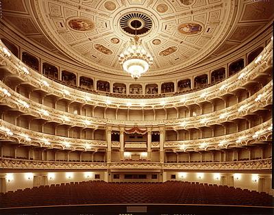 Die Semperoper z?hlt zu den wichtigsten historischen Bauwerken von Dresden und zugleich zu den sch?nsten Opernh?usern de-stock-foto