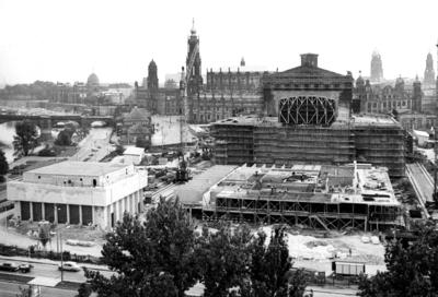 Bildnummer: 51471205  Datum: 13.02.1980  Copyright: imago/Ulrich H?sslerSemperoper w?hrend ihres Wiederaufbaus - Dresden, Landschaft , Geb?ude, au?en, Au?enansicht; 1985, SW, DDR, Oper, Opernh?user, Opernhaus, Opern, Wiederaufbau, Aufbau, Baustelle, Baustellen, Bau, Bauarbeit, Bauarbeiten; , quer, KBsw, Totale, Baugewerbe, Wirtschaft, Stadtlandschaft, Vogelperspektive, Perspektive, Deutsche Demokratische Republik,  ,; Aufnahmedatum gesch?tzt-stock-foto