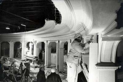 Bildnummer: 51489429  Datum: 15.10.1982  Copyright: imago/Ulrich H?sslerWiederaufbau der Semperoper in Dresden - Bauarbeiten am 4. Rang, Personen , Geb?ude, innen, Innenansicht; 1982, Dresden, SW, DDR, Oper, Semper, Opernhaus, Opernh?user, Zuschauerraum, Bau, Bauarbeit, Bauarbeiten, Baustelle, Baustellen, Aufbau, Wiederaufbau, Rang, R?nge, Arbeiter, Bauarbeiter, Zuschauerraum; , quer, KBsw, Gruppenbild, Baugewerbe, Wirtschaft, Deutsche Demokratische Republik, Arbeitswelten, Gesellschaft,  ,-stock-foto