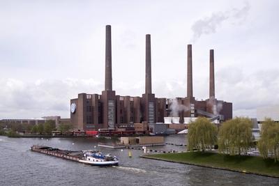 Volkswagen AG Deutschland, Germany, Wolfsburg, Niedersachsen, Lower Saxony, 28.04.2016 Lastkahn vor Schornsteine und Ge-stock-foto