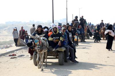 Displaced Palestinians making their way back on foot from the southern regions to their homes in the north via Al Rashid Road-stock-foto