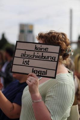 News Bilder des Tages Eine Demonstrantin mit Schild Keine Abschiebung ist legal w?hrend einer Demonstration gegen Abschi-stock-foto