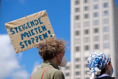 Demonstration unter dem Motto ^ Gegen den Mietenwahnsinn - jetzt erst recht! in Berlin. / Demonstration under the motto-stock-foto