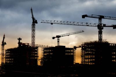 Berlin - Deutschland.Silhouetten von Kr?nen auf einer Baustelle mit Rohbauten. *** Berlin Germany silhouettes of cranes-stock-foto