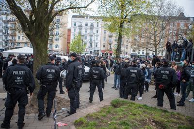 Walpurgisnacht in der Schanze 30.04.21 - Hamburg: Erste Veranstaltung zum Auftakt des 1.Mai Wochenende. Etwa 850 Person-stock-photo