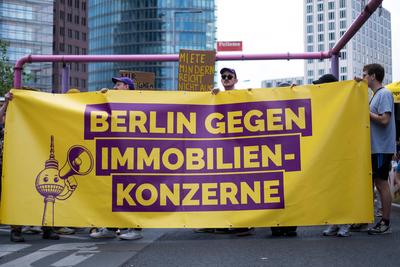 Unter dem Motto Die Miete ist zu hoch! protestieren etwa 4500 Menschen in Berlin gegen hohe Mieten und Verdr?ngung. In B-stock-photo