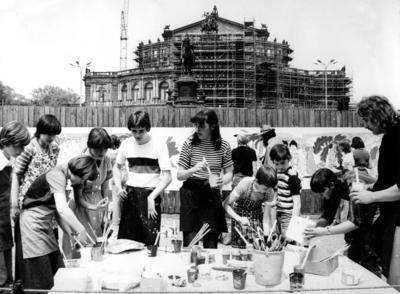 Bildnummer: 51406973  Datum: 15.09.1979  Copyright: imago/Ulrich H?sslerSch?ler bemalen den Bauzaun w?hrend des Wiederaufbaus der Semperoper in Dresden, Personen , Geb?ude, au?en, Au?enansicht; 1979, SW, DDR, Dresden, Altstadt, Aufbau, Wiederaufbau, Baustelle, Baustellen, Bau, Bauarbeit, Bauarbeiten, Operngeb?ude, Opernhaus, Opernh?user, Oper, Opern, malen, malend, malt, Semper; , quer, Kbneg, Totale, Baugewerbe, Wirtschaft, Veranstaltungsorte, Deutsche Demokratische Republik,  ,; Aufnahmedatum gesch?tzt-stock-foto