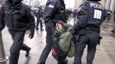 Naziaufmarsch anl?sslich der Bombardierung Dresden am Sonntagmittag in Dresden. Mehrere hundert Rechte veranstalten den-stock-foto