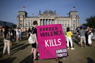 EU-Asylrecht Protest DEU, Deutschland, Germany, Berlin, 09.06.2023 Demonstranten von Sea Watch amnesty international und-stock-foto