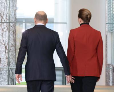 Olaf Scholz empfaengt am Hubschrauber-stock-foto