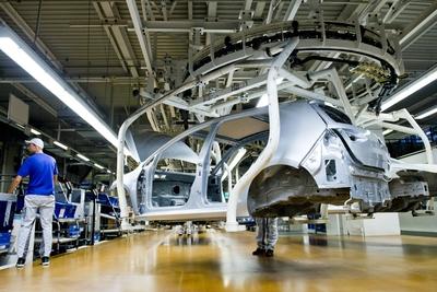 Ein Monteur am Fliessband in der Fertigung fuer Golf 7 und E-Golf im Werk der VW AG Wolfsburg, 09.08.2016. Wolfsburg De-stock-foto