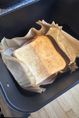 Gebackener Toast in der Hei?luftfritteuse , Deutschland, 21.11.2024, Frisch gebackener Toast auf Backpapier, zubereitet-stock-foto
