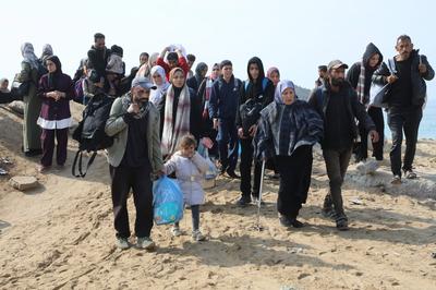 Displaced Palestinians making their way back on foot from the southern regions to their homes in the north via Al Rashid Road-stock-foto