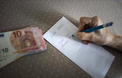 Aufstellung ueber Ausgaben einer Rentnerin. Radevormwald Deutschland *** List of expenses of a pensioner Radevormwald G-stock-foto