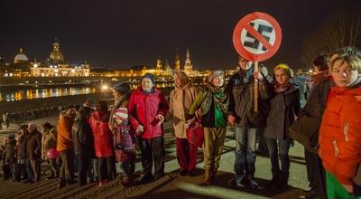 Gedenken an Bombennacht des 13 Februar 1945 in Dresden Tausende Dresdner versammeln sich zum Gedenk-stock-foto