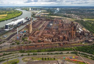 Luftbild, Duisburg-Nord, Werk Thyssen Krupp Steel Europe AG am Fluss Rhein, Werkshafen Schwelgern, Marxloh, Duisburg, Ru-stock-foto