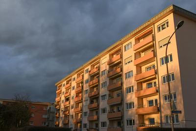 Mietwohnungen und Wohnungen aus sozialem Wohnungsbau im Freiburger Westen. Trotz Bauboom fehlen In Deutschland hundertt-stock-foto