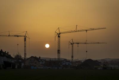 29.02.2024, Bad W?rishofen, Die Sonne geht als glutroter Ball hinter einer Baustelle in der Gartenstadt unter. 29.02.202-stock-photo