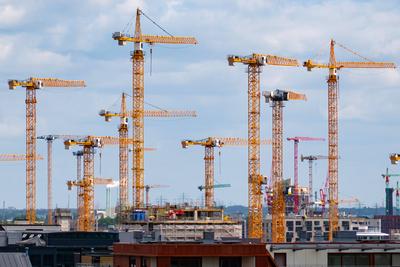 Blick auf Baukraene am 10.07.2022 im ?berseequartier in der Hafencity von Hamburg. View of construction cranes on July 1-stock-foto