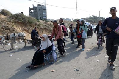 Displaced Palestinians making their way back on foot from the southern regions to their homes in the north via Al Rashid Road-stock-foto