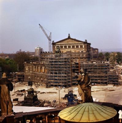 Dresden, historisch, Wahrzeichen, Denkm?ler, Bauten: Wiederaufbau Semperoper (Grundsteinlegung am 24.06.1977; Neuer?ffnu-stock-foto