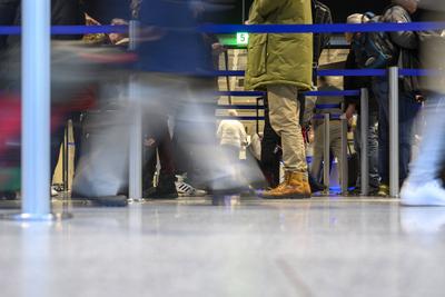 Vorstellung Luftsicherheitskontrollen am Flughafen Frankfurt Menschen stehen in einer Warteschlange, Hinterleger, Featur-stock-foto