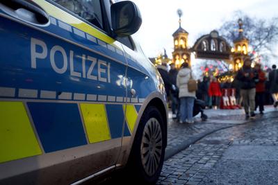 Polizei am Weihnachstmarkt am Heumarkt-stock-foto