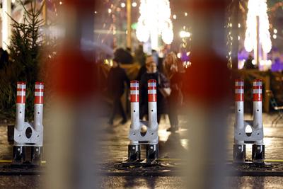Mobile Terrorsperren am Weihnachstmarkt am Heumarkt-stock-foto