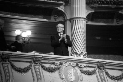 Bildnummer: 52559029  Datum: 14.02.1985  Copyright: imago/SommerErich Honecker (Deutsche Demokratische Republik) anl?sslich der Einweihung der restaurierten Dresdener Semper Oper, Personen; 1985, sw, Dresden, Politik; , quer, Kbneg, Einzelbild, Randbild, People  o0 SemperoperBildnummer 52559029 Date 14 02 1985 Copyright Imago Summer Erich Honecker German Democratic Republic during the Inauguration the restored Dresden Semper Opera People 1985 black and white Dresden politics horizontal Kbneg Single Edge image Celebrities o0 Semper Opera-stock-foto