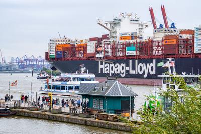 Hapag-Lloyd Containerschiff Valparaiso Express - IMO 9777589, MMSI 218833000 l?uft in den Hamburger Hafen ein;Hapag-Lloy-stock-photo