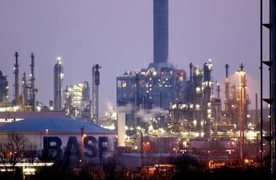 BASF-Werke in Ludwigshafen in der Abendd?mmerung-stock-foto