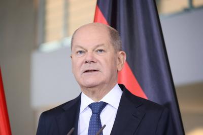 Olaf Scholz empfaengt am Hubschrauber-stock-foto