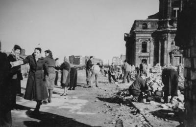 Dresden Schuleinsatz zur Enttr?mmerung der Dresdner Altstadt, welche nach den Bombardierungen im Februar 1945 in Tr?mmer-stock-photo
