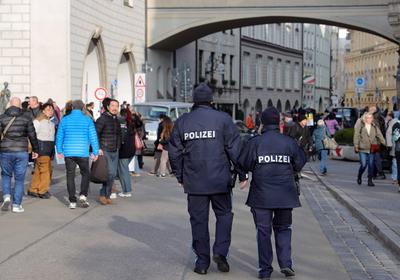 17.12.2024,Deutschland, Bayern, M?nchen,Weihnachtsm?rkte, Sicherheit,Polizeibeamte in der M?nchner Innenstadt am Marienplatz, auf dem der Christkindlmarkt stattfindet, Polizei Patrouille, Weihnachtsmarkt,-stock-foto