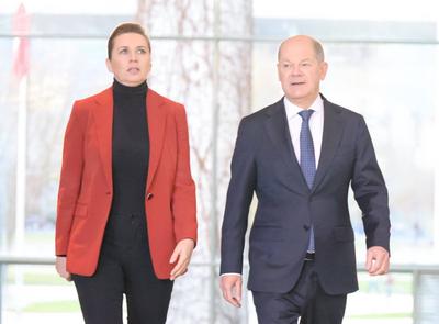 Olaf Scholz empfaengt am Hubschrauber-stock-foto