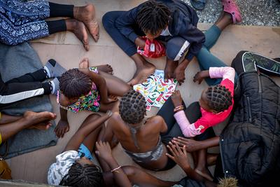 Nach der vollst?ndigen Zerst?rung des Fl?chtlingscamps in Moria auf Lesbos durch mehrere verheerende Feuer haben sich s-stock-foto