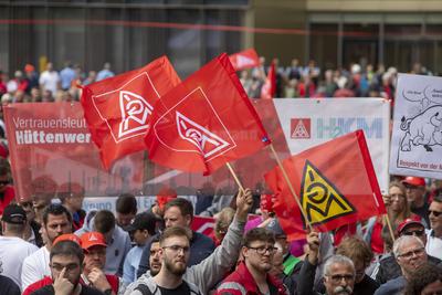 Demonstration von Stahlarbeiter vor der ThyssenKrupp Konzernzentrale. 23.05.2024, EU, DEU, Deutschland, Nordrhein-Westfa-stock-photo