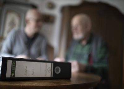 Thema: Alter Mann mit einem Aktenordner, Heidelberg, 14.02.2020. Heidelberg Deutschland *** Topic Old man with a file f-stock-foto