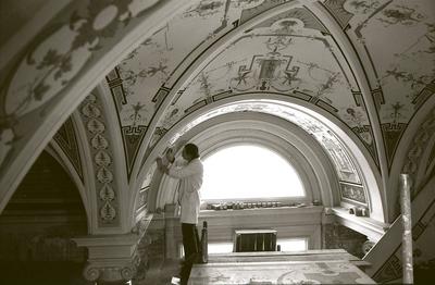 Bildnummer: 51475344  Datum: 15.09.1980  Copyright: imago/Ulrich H?sslerWiederaufbau der Semperoper in Dresden - Malerarbeiten im Vestib?l, Personen , Geb?ude, innen, Innenansicht; 1980, Dresden, DDR, SW, Opernhaus, Opernh?user, Semper, Oper, Opern, Bau, Bauarbeit, Bauarbeiten, Baustelle, Baustellen, Decke, Decken, Restaurierung, Maler, Restaurator, Restauratoren, Wandmalerei, Wandmalereien, Wandgem?lde, Gem?lde; , quer, KBsw, Einzelbild, Malerei, Kunst, Baugewerbe, Wirtschaft, Deutsche Demokratische Republik, Arbeitswelten, Gesellschaft,  ,Bildnummer 51475344 Date 15 09 1980 Copyright Imago Ulrich H??ler Reconstruction the Semper Opera in Dresden Painting in Vestibule People Building indoors Interior view 1980 Dresden GDR black and white Opera House Opera houses Semper Opera Operas Construction Bauarbeit Construction work bulding site Construction sites Cover cover Restoration Painter Restorer Restorers Wall paintings Wall paintings Wall paintings Paintings horizontal KBsw Single Painting Art building trade Economy German Democratic Republic world of work Society-stock-foto