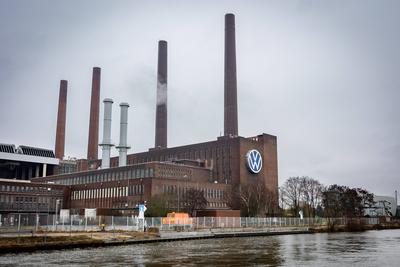 Das Logo des Automobilherstellers Volkswagen (VW) an einem Fabrikgeb?????ude in Wolfsburg, 03.02.2022. Wolfsburg Deutsch-stock-foto