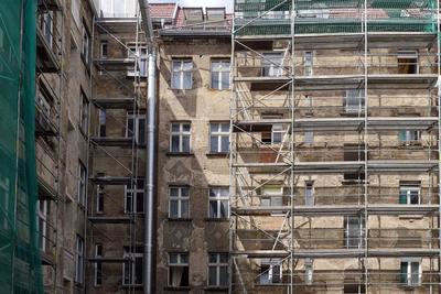 29.06.2020, Berlin - Deutschland. Einer der restlichen Altbauten mit maroder Fassade wird saniert, damit schreitet die G-stock-foto