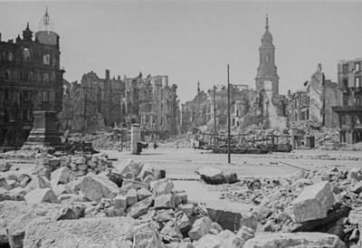 Dresden zerst?rter Neumarkt mit dem Luterdenkmal und dem Blick zur Kreuzkirche. Aufnahmedatum gesch?tzt Dresden Sachsen-stock-foto